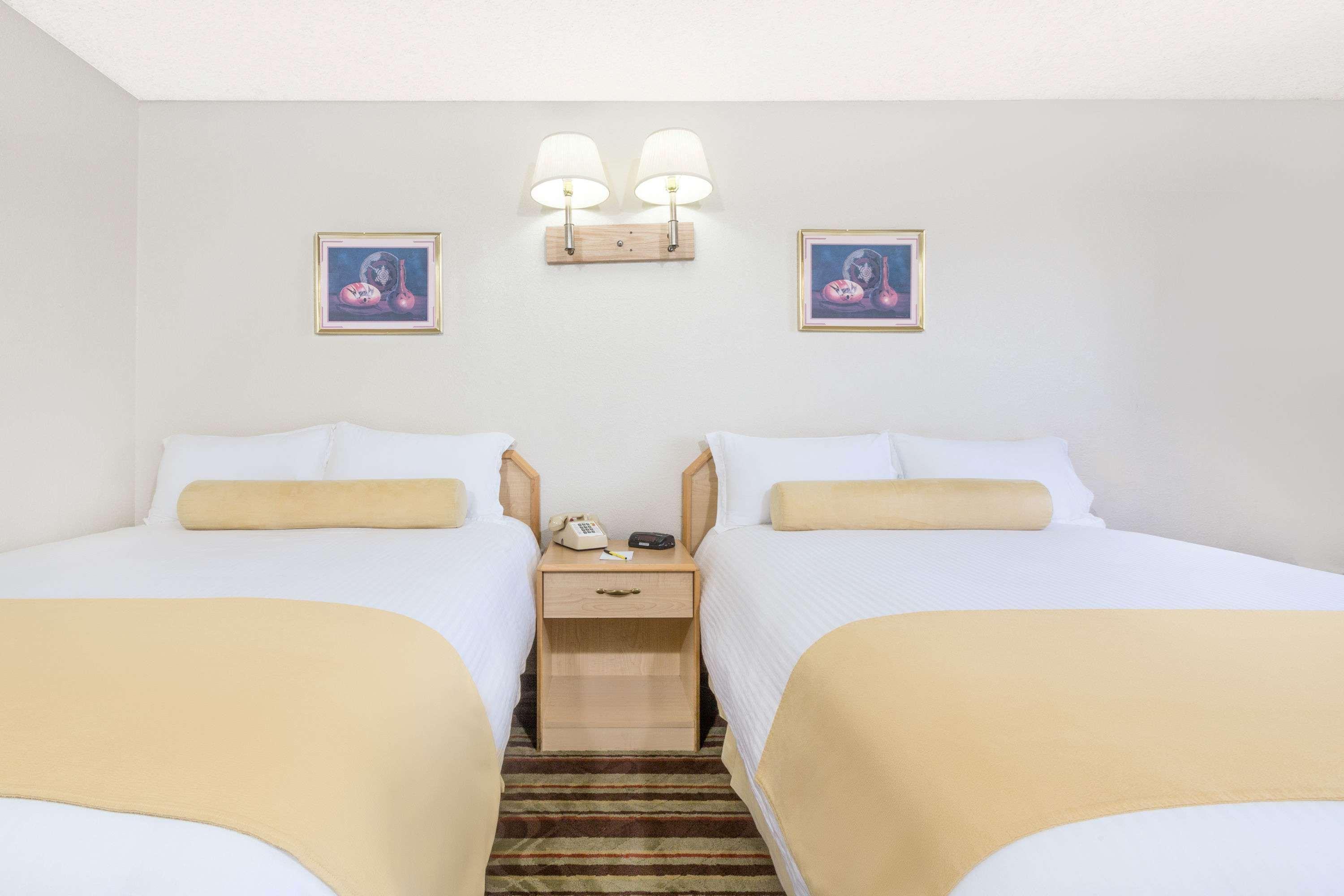 Super 8 By Wyndham לייק הבאסו סיטי מראה חיצוני תמונה