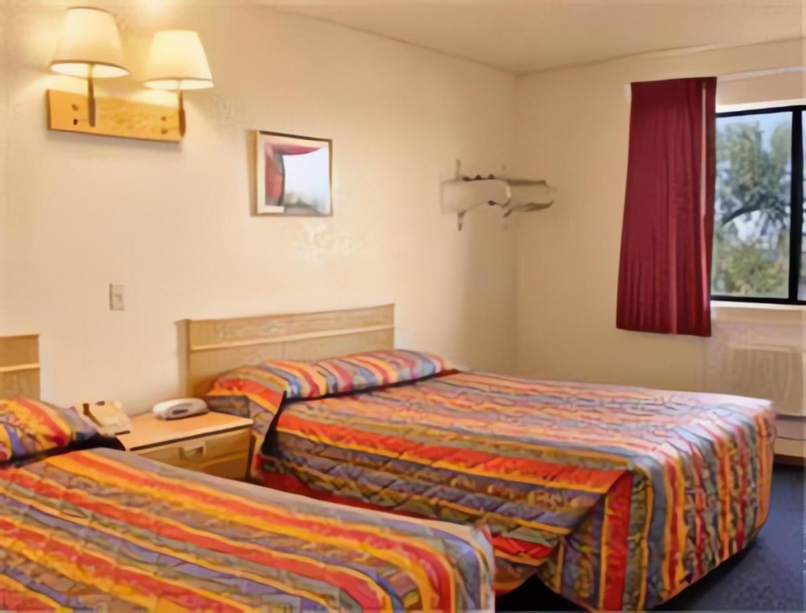 Super 8 By Wyndham לייק הבאסו סיטי מראה חיצוני תמונה