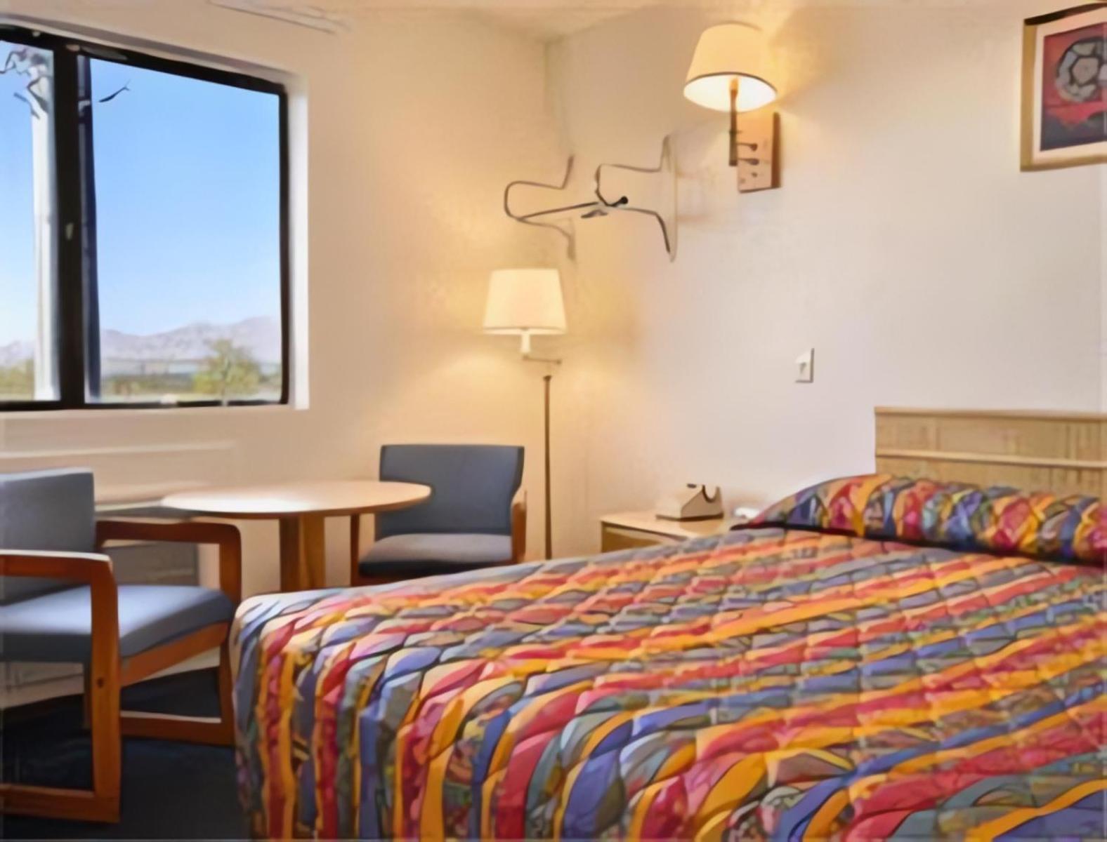 Super 8 By Wyndham לייק הבאסו סיטי מראה חיצוני תמונה