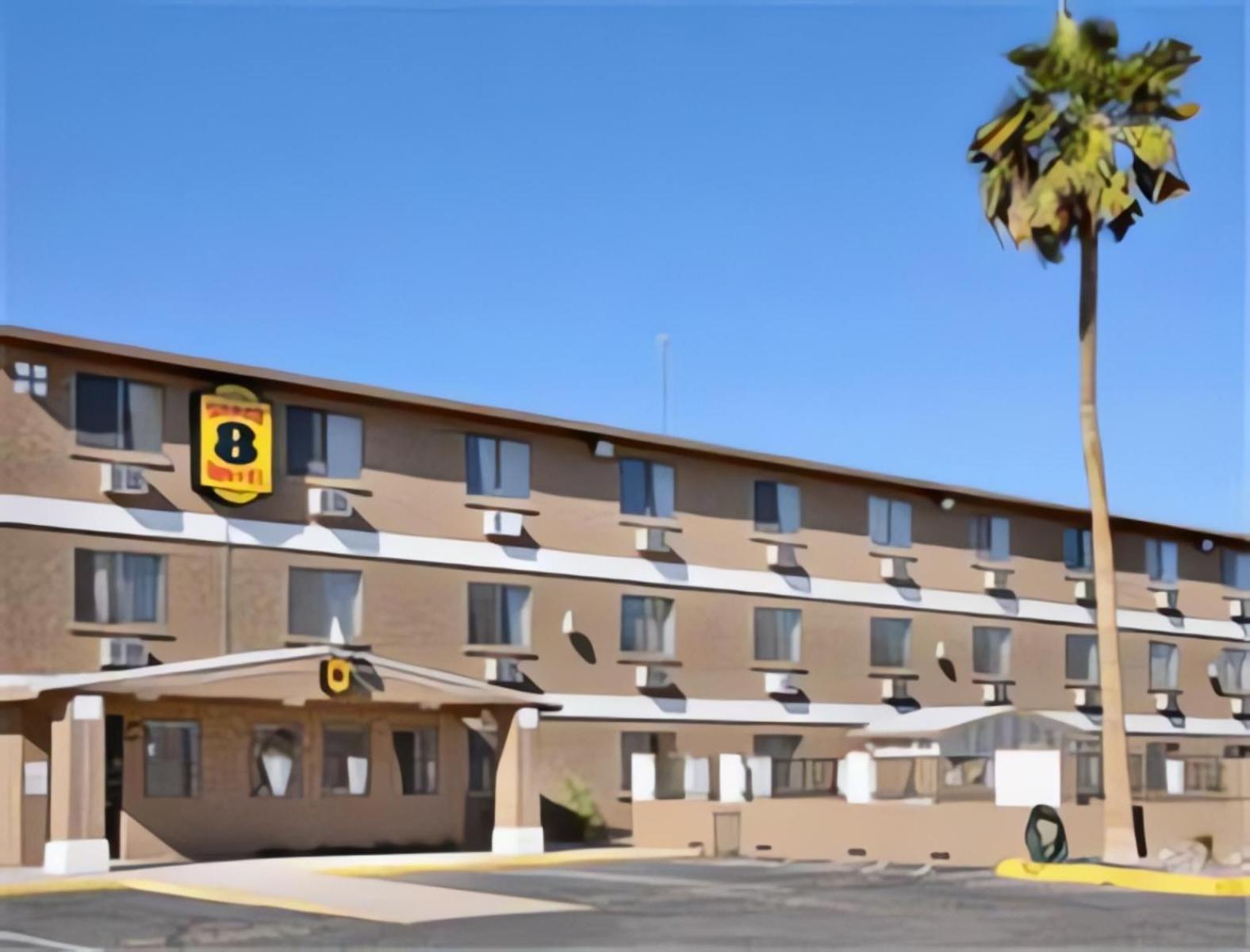 Super 8 By Wyndham לייק הבאסו סיטי מראה חיצוני תמונה